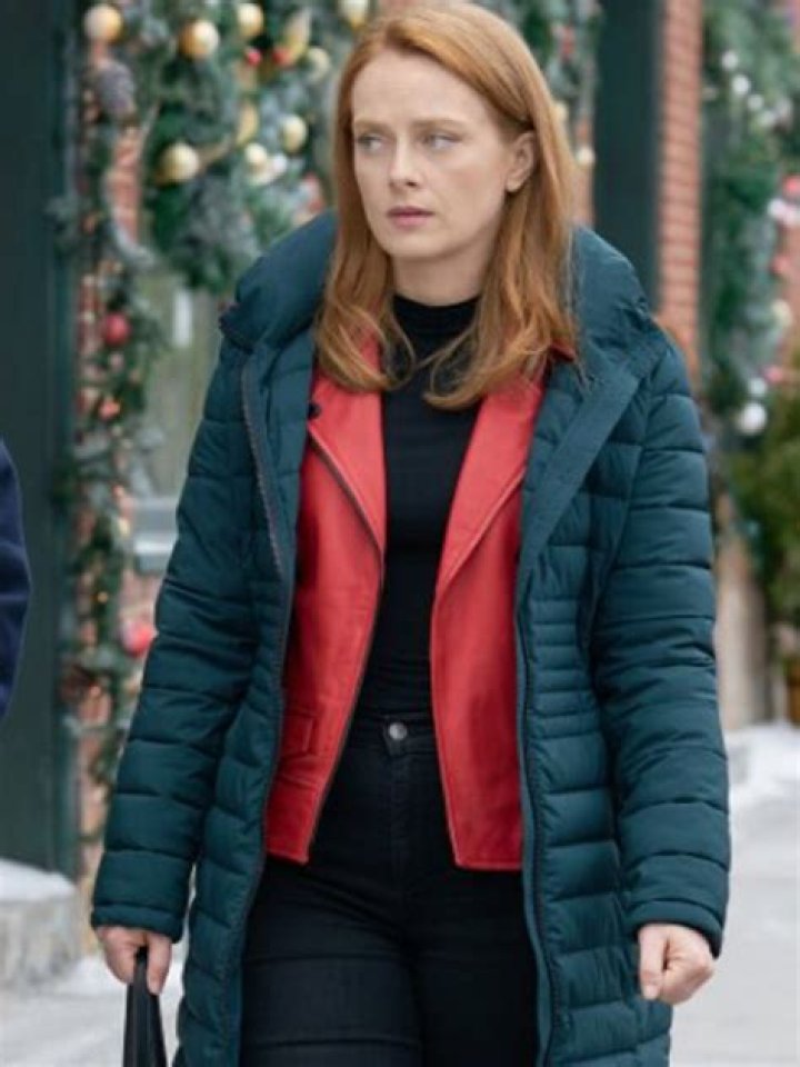 Alex Paxton-Beesley - Bio, Age, Wiki, Facts and Family