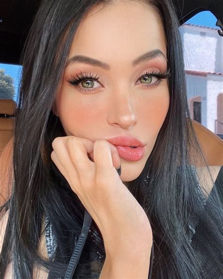 Claudia Alende - Bio, Age, Wiki, Facts and Family