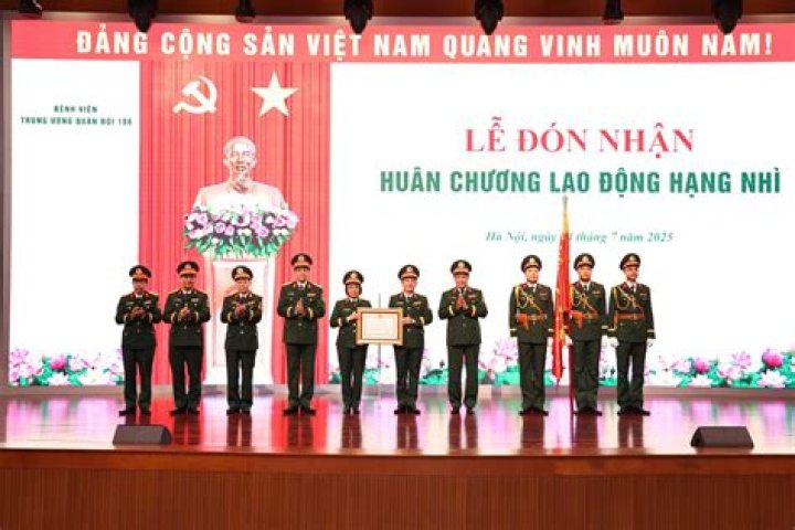 Dong Nhi - Bio, Age, Wiki, Facts and Family