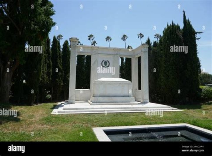 Douglas Fairbanks Sr. - Bio, Age, height, Wiki, Facts and Family