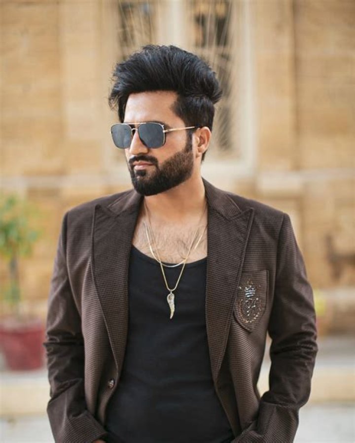 Falak Shabir - Bio, Age, Wiki, Facts and Family