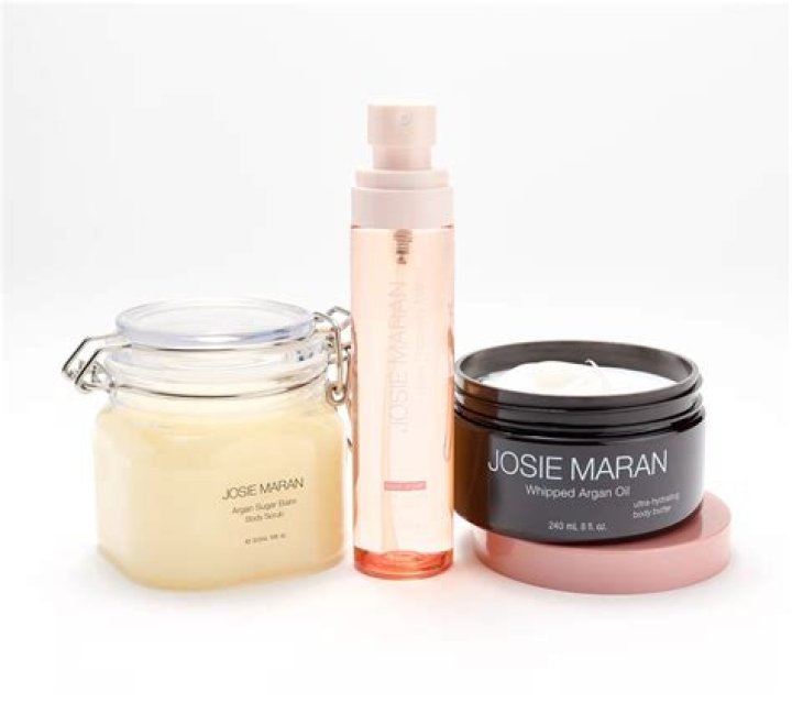 Josie Maran - Bio, Age, Wiki, Facts and Family