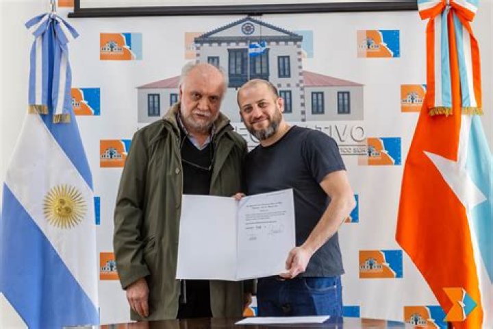 Juan Orlando Hernández - Bio, Age, siblings, Wiki, Facts and Family