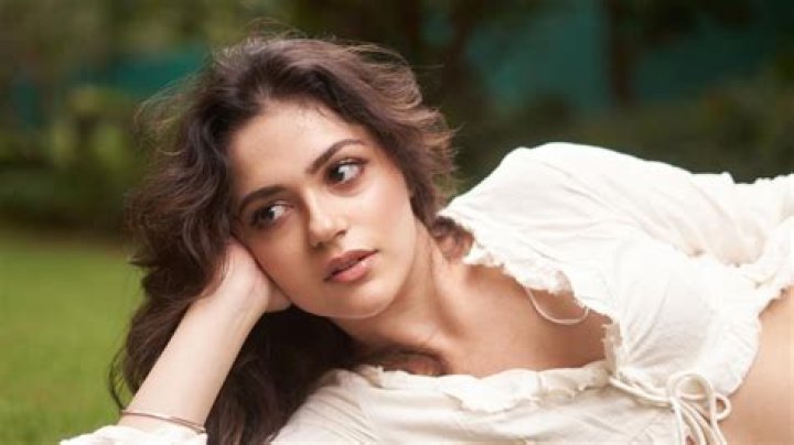 Julia Sarah Stone - Bio, Age, Wiki, Facts and Family