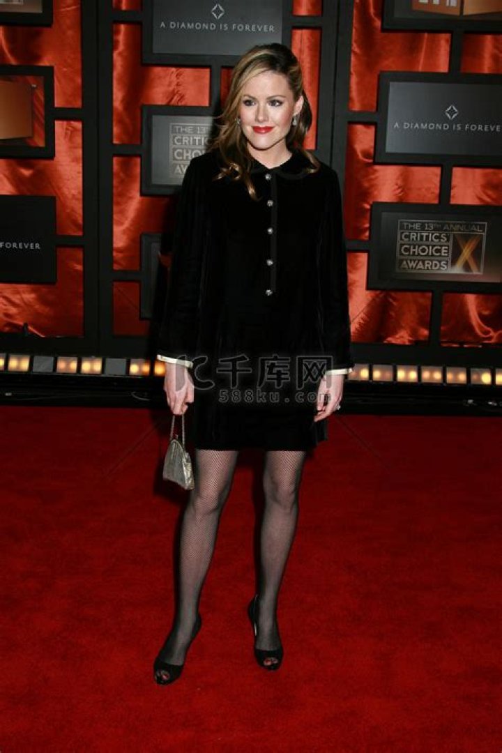 Kathleen Robertson - Bio, Age, Wiki, Facts and Family