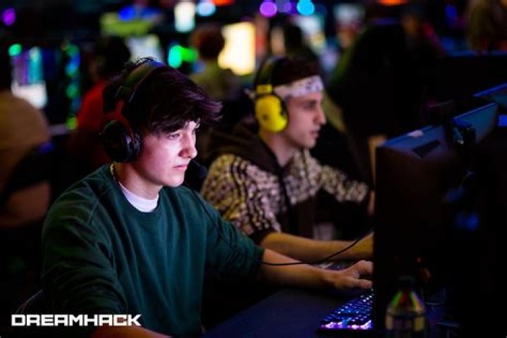 NoahWPlays: Twitch Star Detailed Bio, Age, Birthday, & Height Insights and more