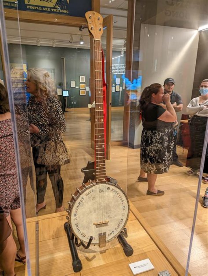 Pete Seeger - Bio, Age, net worth, height, Wiki, Facts and Family