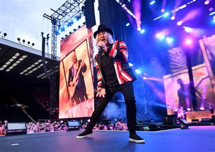 Phil Collen - Bio, Age, net worth, height, Wiki, Facts and Family