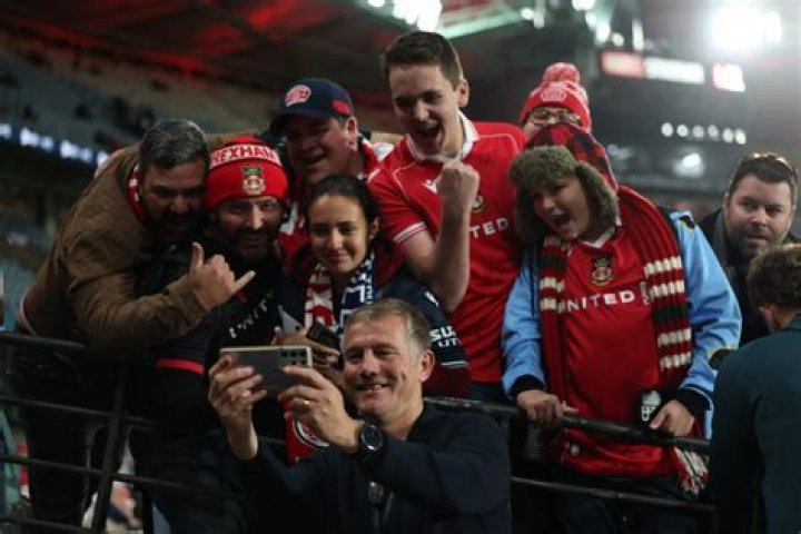 Phil Parkinson - Bio, Age, weight, height, Wiki, Facts and Family