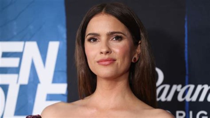 Shelley Hennig - Bio, Age, Wiki, Facts and Family