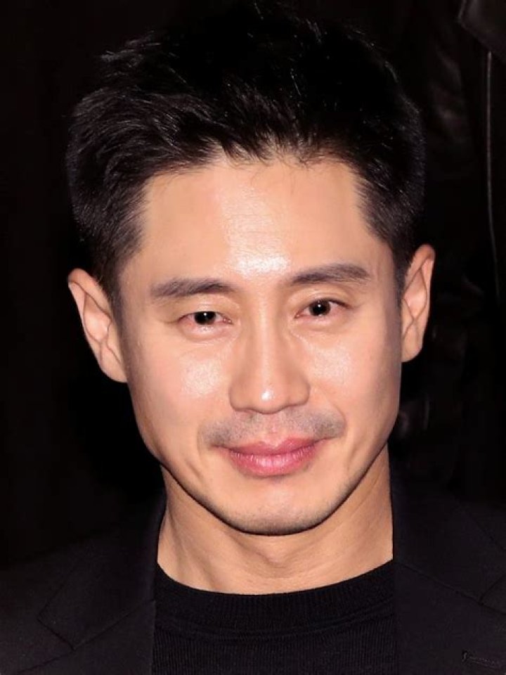 Shin Ha-kyun - Bio, Age, net worth, siblings, height, Wiki, Facts and Family