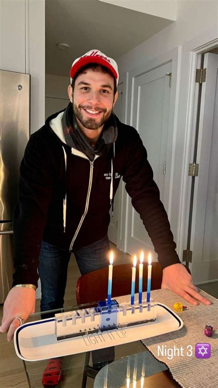 Skylar Astin - Bio, Age, net worth, siblings, height, Wiki, Facts and Family