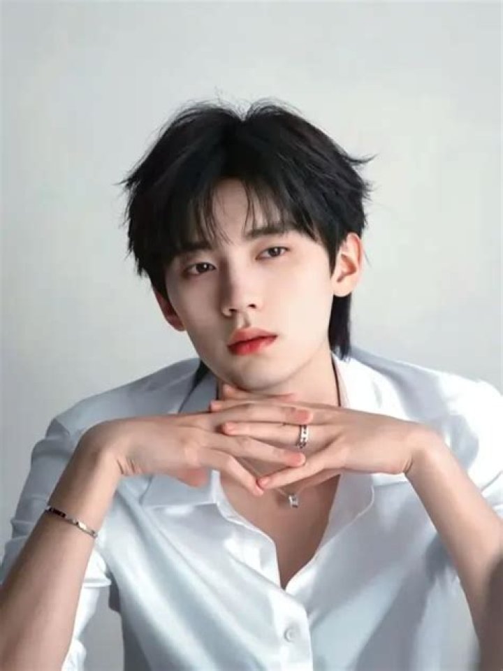 Zhou Yiran: Pop Singer Detailed Bio, Age, Birthday, & Height Insights and more